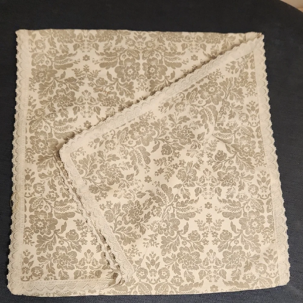 NWOT Cynthia Rowley Gray Floral Table Runner 18